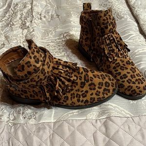 Women’s short boots size 8